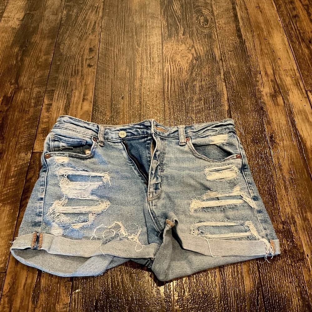 American Eagle, Mom short with asymmetrical cross over closure, Size 6  Super Di